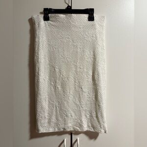 NWOT Olivia Blu White Knit Skirt
Woman’s Size M